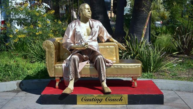El Sofá de casting: la controvertida estatua de Harvey Weinstein que apareció en Hollywood dos días antes de los Oscar