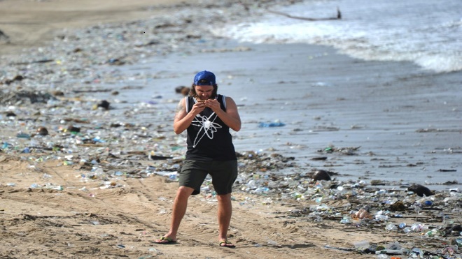 Un buceador filma un mar de basura en las aguas de Bali