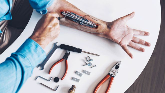 "Los implantes que tengo en el cerebro me han devuelto la dignidad": las razones de los "biohackers" para transformar su cuerpo con chips