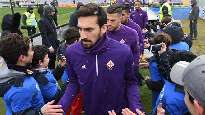 Fiorentina's captain Davide Astori and teammates enter the pitch on February 25, 2018 before the Italian Seria A football match Fiorentina vs Chievo, in Florence. Italy international defender Davide Astori was found dead in his hotel room on March 4, 2018 in Udine, where he was due to play a Serie A game between Udinese and Fiorentina. Claudio GIOVANNINI / AFP