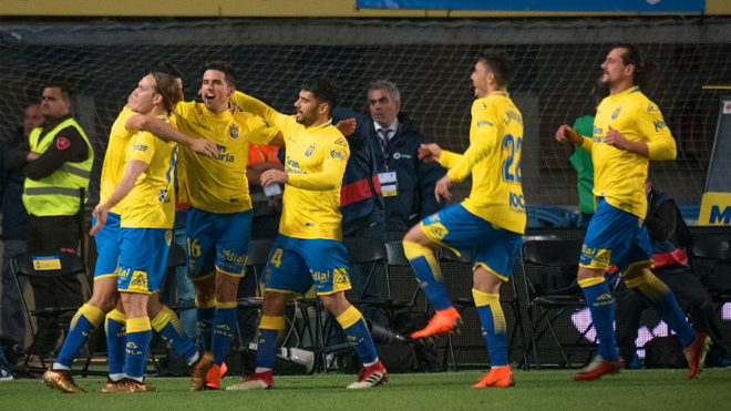 Las Palmas' Argentinian forward Jonathan Calleri (L) celebrates with teammates after scoring during the Spanish league football match UD Las Palmas vs FC Barcelona at the Gran Canaria stadium in Las Palmas de Gran Canaria on March 01, 2018. DESIREE MARTIN / AFP