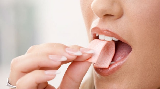 ¿Qué le pasa a mi cuerpo si me trago un chicle?