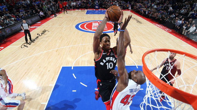 AUBURN HILLS, MI - MARCH 7: DeMar DeRozan #10 of the Toronto Raptors drives to the basket against the Detroit Pistons on March 7, 2018 at The Palace of Auburn Hills in Auburn Hills, Michigan. NOTE TO USER: User expressly acknowledges and agrees that, by downloading and/or using this photograph, User is consenting to the terms and conditions of the Getty Images License Agreement. Mandatory Copyright Notice: Copyright 2018 NBAE Brian Sevald/NBAE via Getty Images/AFP Brian Sevald / NBAE / Getty Images / AFP