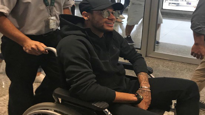 A picture obtained from Twitter account of @Claire_Dorland shows Brazilian superstar Neymar as he arrives at Rio de Janeiro after flying from Paris on March 1, 2018 ahead of an operation on his fractured foot. Brazilian superstar Neymar flew into Rio de Janeiro early Thursday ahead of an operation on his fractured foot that will rule him out for up to three months. Neymar suffered a hairline fracture of the fifth metatarsal in his right foot as well as a twisted ankle late in PSG's 3-0 win over Marseille in Ligue 1 on Sunday Claire Dornald Clauzel / Twitter / AFP