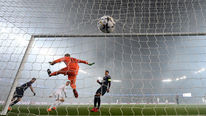 Real Madrid's Portuguese forward Cristiano Ronaldo heads the ball and scored a goal despite Paris Saint-Germain's French goalkeeper Alphonse Areola during the UEFA Champions League football match Paris Saint-Germain vs Real Madrid, on March 6, 2018 at the Parc des Princes stadium in Paris. FRANCK FIFE / AFP