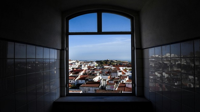 Cada vez más turistas eligen Portugal como destino de vacaciones, principalmente en primavera y otoño. Son sobre todo británicos, pero también alemanes, españoles, franceses y estadounidenses. Tienen predilección por Lisboa, con sus monumentos testigo de las epopeyas de los grandes descubrimientos, y los viñedos de la región de Oporto en el norte, declarado Patrimonio Mundial, así como por las playas del Algarve, en el sur, con sus acantilados esculpidos por la erosión.
