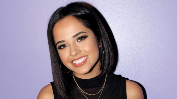 Escucha la versión acústica del tema "Sin pijama" de Becky G