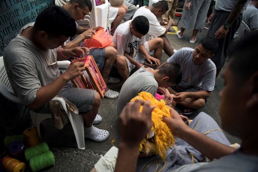 Arrepentidos de crímenes por los que purgan largas condenas, exmiembros de las pandillas Barrio 18 y Mara Salvatrucha (MS-13) buscan rehabilitarse en una prisión en el este de El Salvador, donde se capacitan en diversos oficios para salir de la vida delictiva.