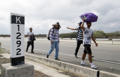 Venezolanos caminan por vías principales tras abandonar su país . (Foto: Archivo AFP.)