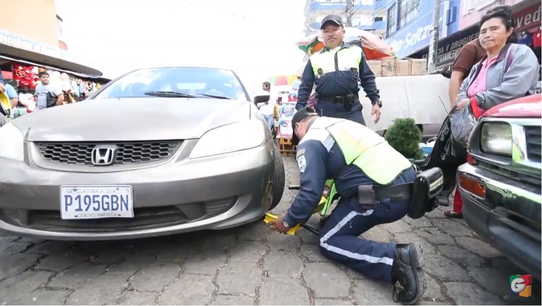 Cepos serán impuestos a vehículos estacionados en línea roja