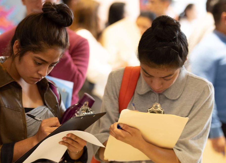 Los menores de 20 años son la mitad de susceptibles de contraer el coronavirus