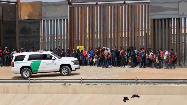 Gobierno Biden enfrenta demanda por condicionar pedidos de asilo a uso de aplicación