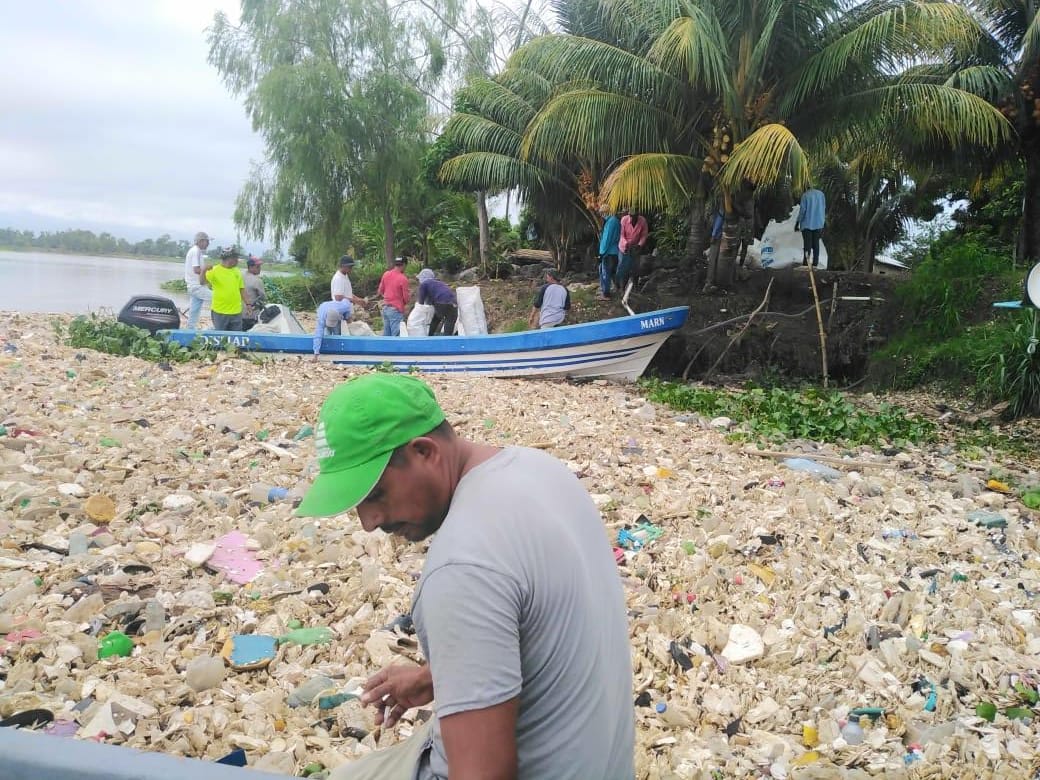 Honduras pide a Guatemala una “solución permanente” ante la basura en el río Motagua