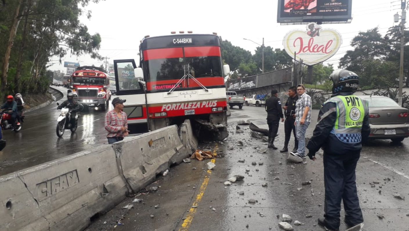 Video: Imágenes muestran el momento en que un bus choca en la bajada de Villalobos