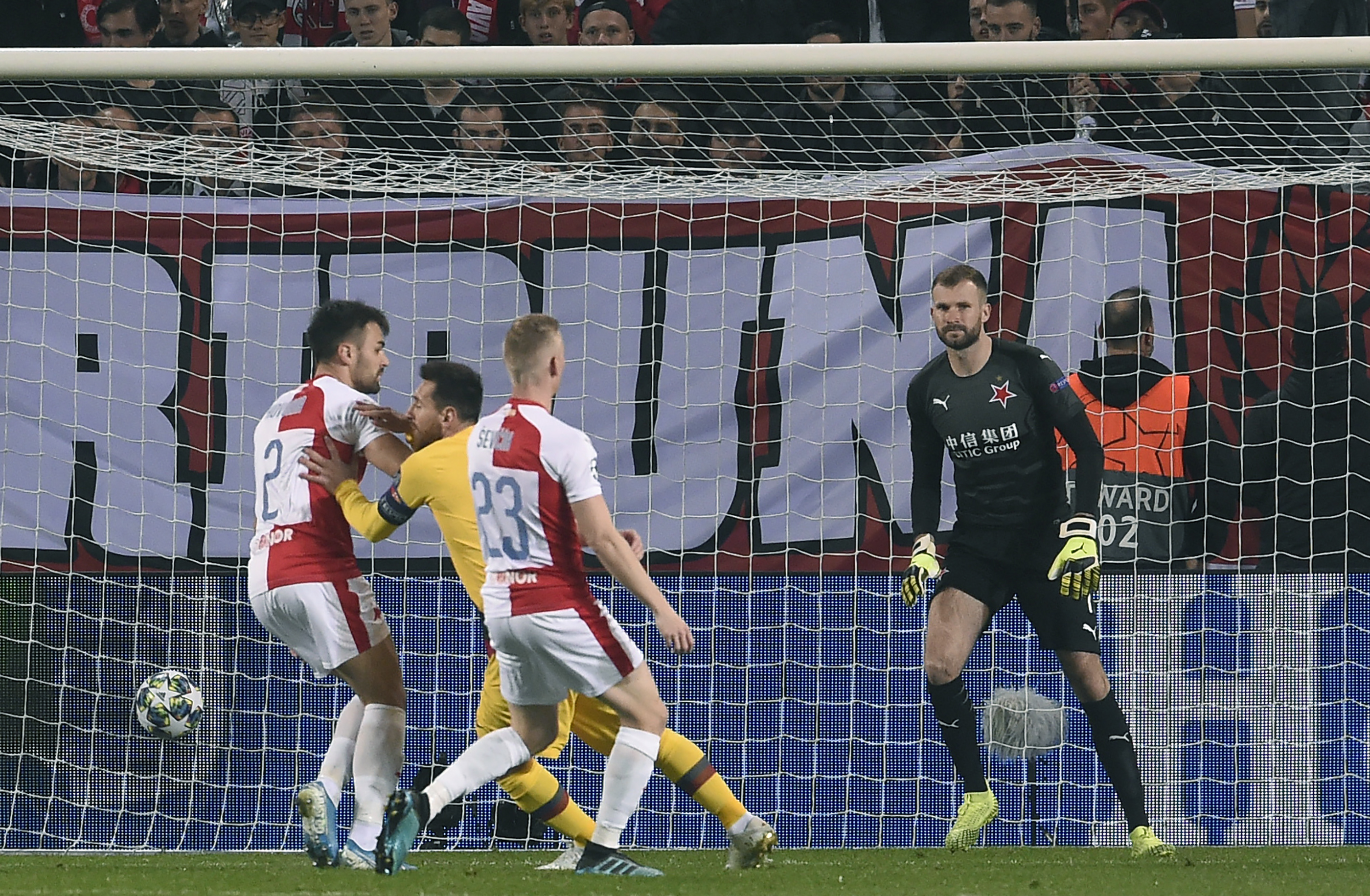 Messi guía al Barcelona en un partido que se terminaron complicando contra el Slavia de Praga