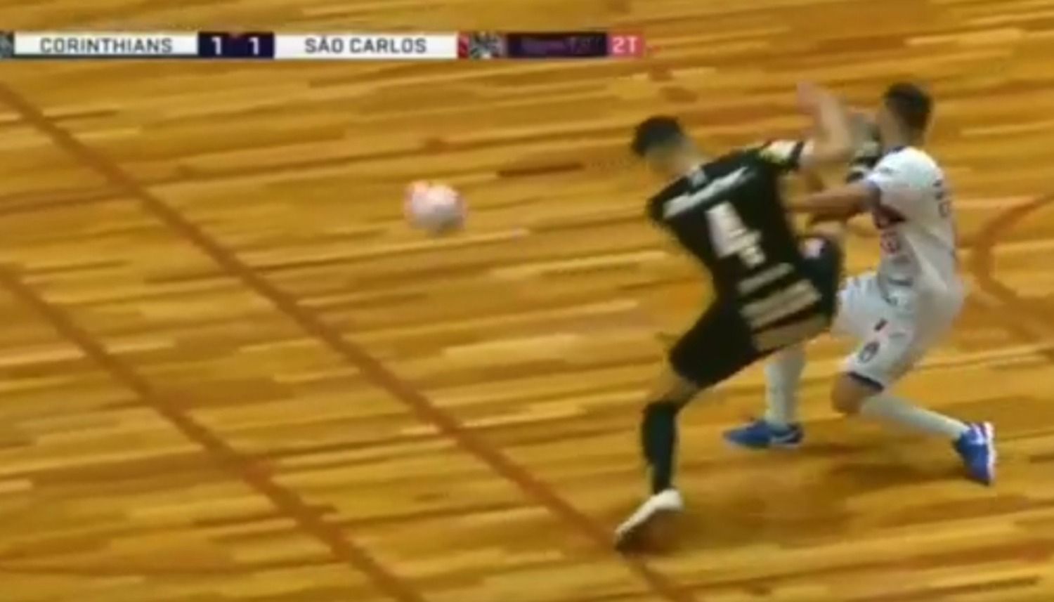 Futbolista quedó inconsciente después de brutal patada en la liga de futsal brasileña