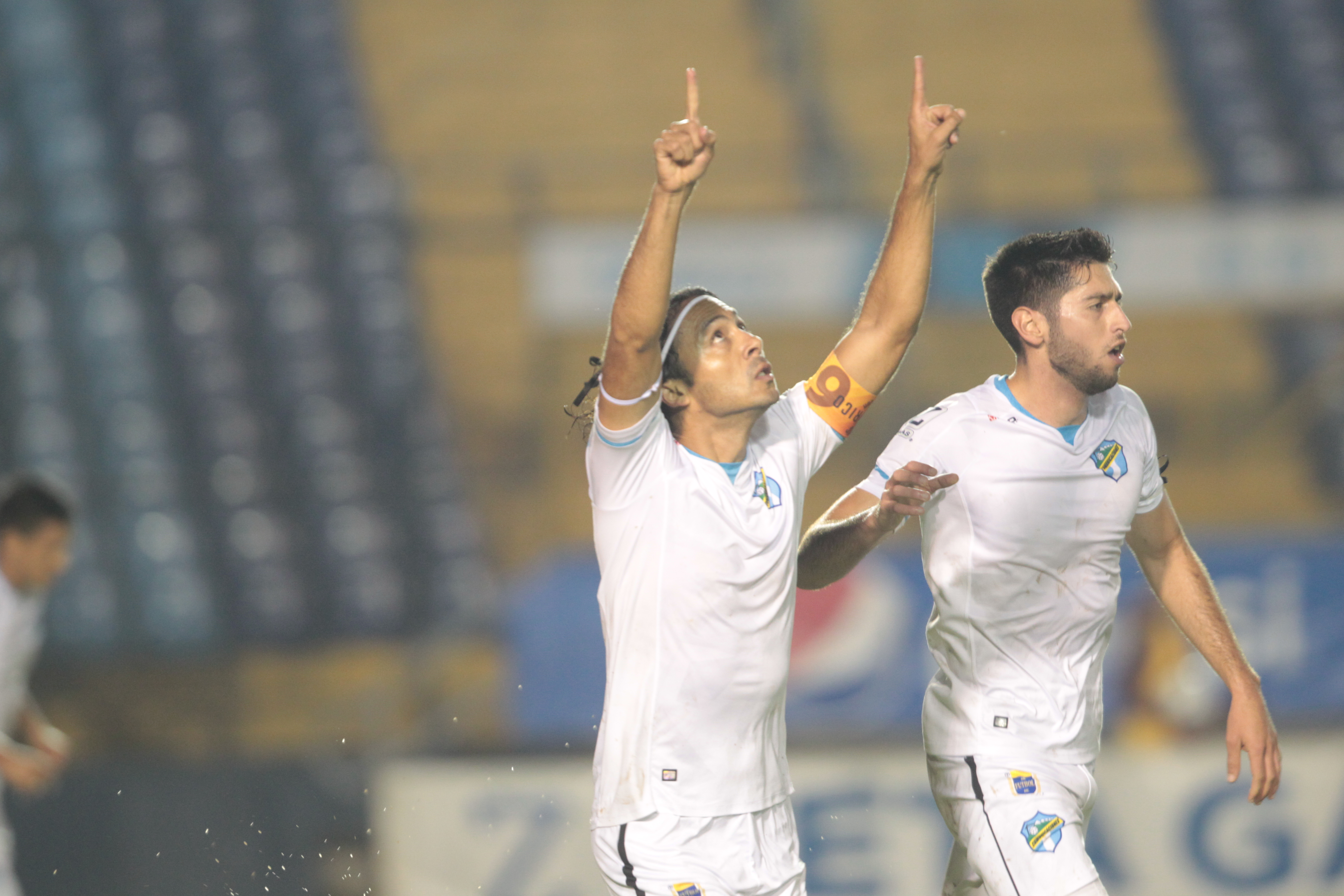 Cremas ganan y los rojos se mantienen en el liderato