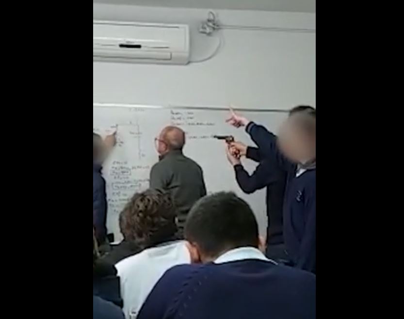 Video | Estudiante apunta con un arma de fuego a su maestro