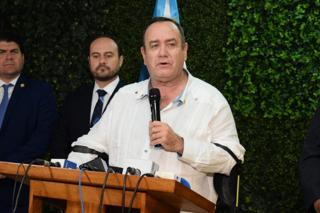 Esta es la explicación de Giammattei por el polémico uso de su pasaporte europeo en Venezuela