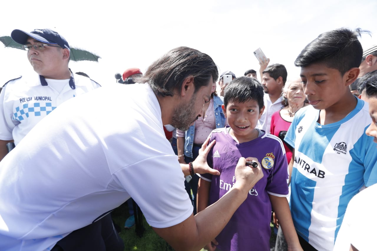 Carlos Ruiz inaugura proyecto de escuelas de futbol para niños de escasos recursos