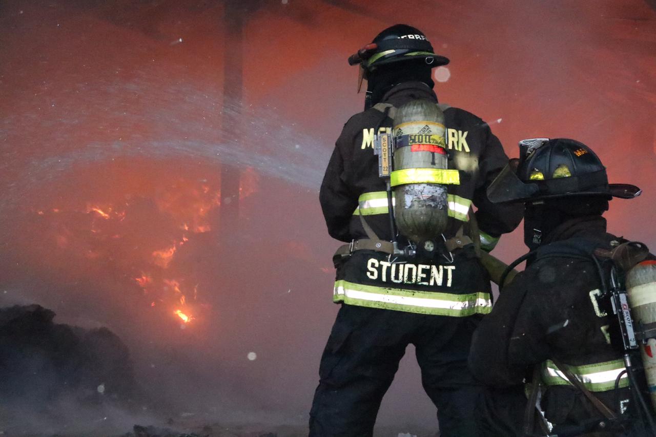 Incendio en recicladora deja millonarias pérdidas y cuatro personas intoxicadas