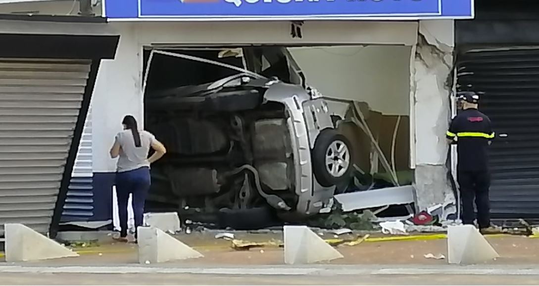 Daños superan los Q200 mil en insólito accidente de vehículo que quedó adentro de comercio