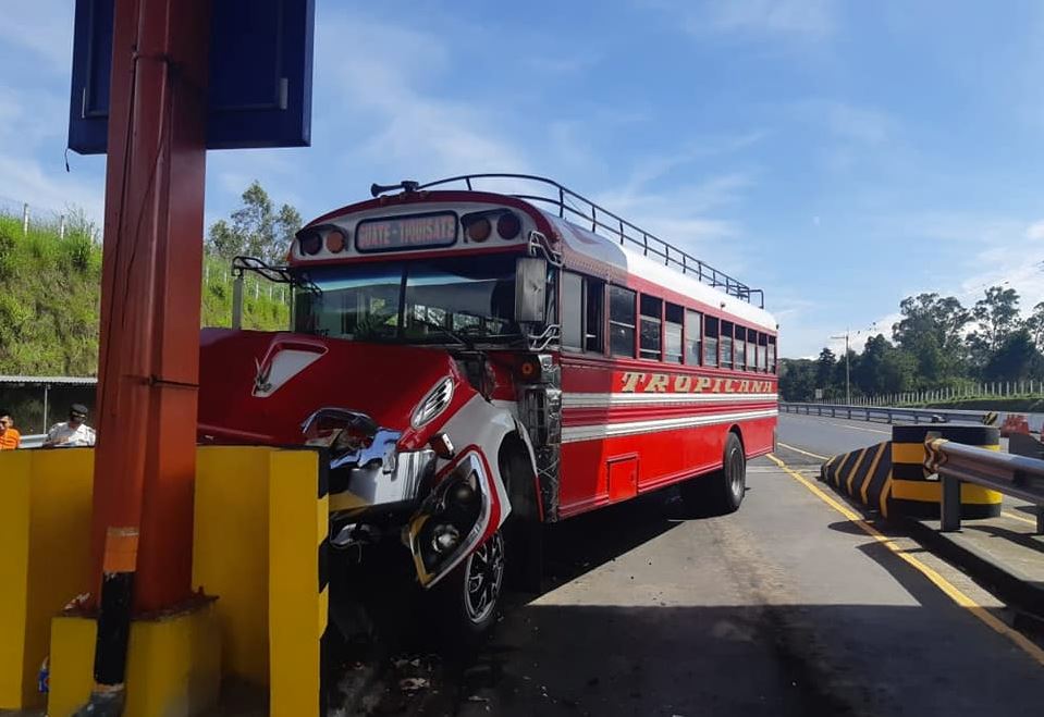 Autobús sin frenos choca con garita de peaje en autopista