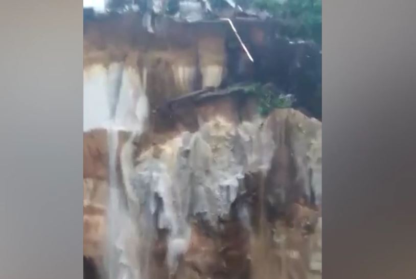 Captan momento de derrumbe en barranco entre Peronia y San Cristóbal