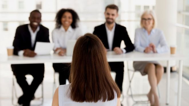 Por qué algunas entrevistas de trabajo son tan extrañas (y cómo enfrentarlas)