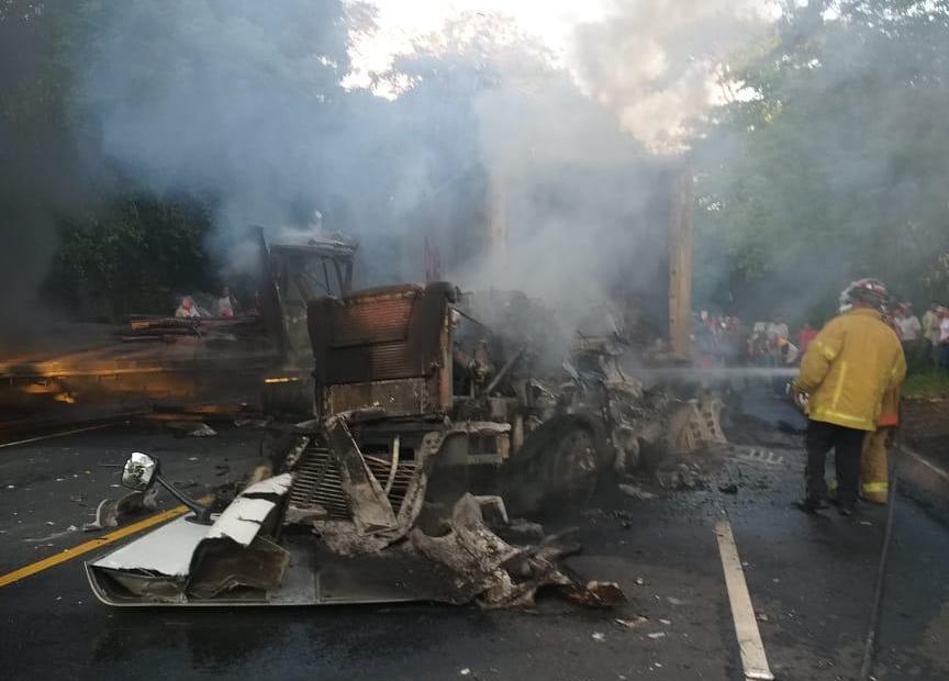 Colisión de tráiler y camión deja dos muertos y tres heridos