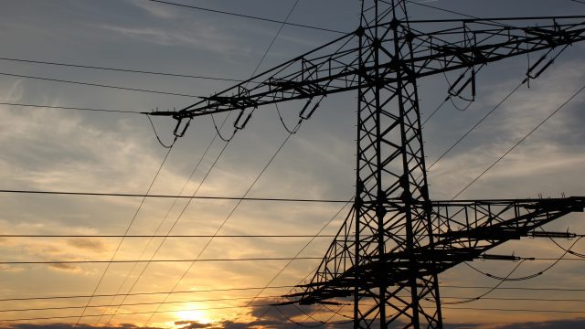 Precio de la electricidad en El Salvador bajará un 5%