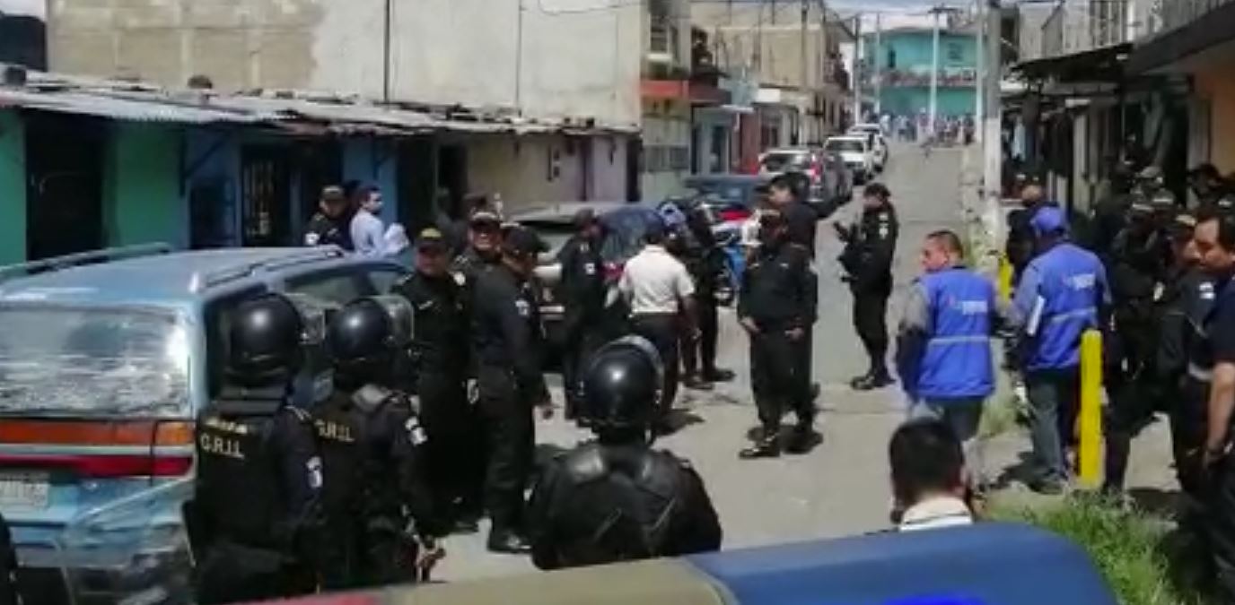 Fuerte dispositivo de policías en zona 18 por desalojo de familias