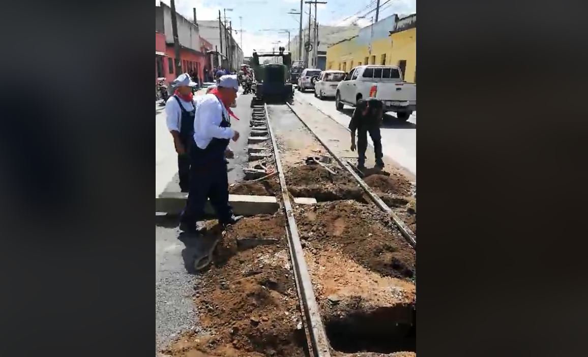 Renuevan durmientes para las vías del tren en su rehabilitación