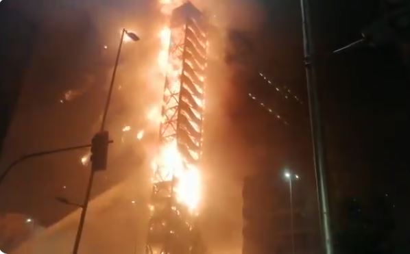 Incendio consume edificio de compañía eléctrica en jornada de disturbios&hellip;