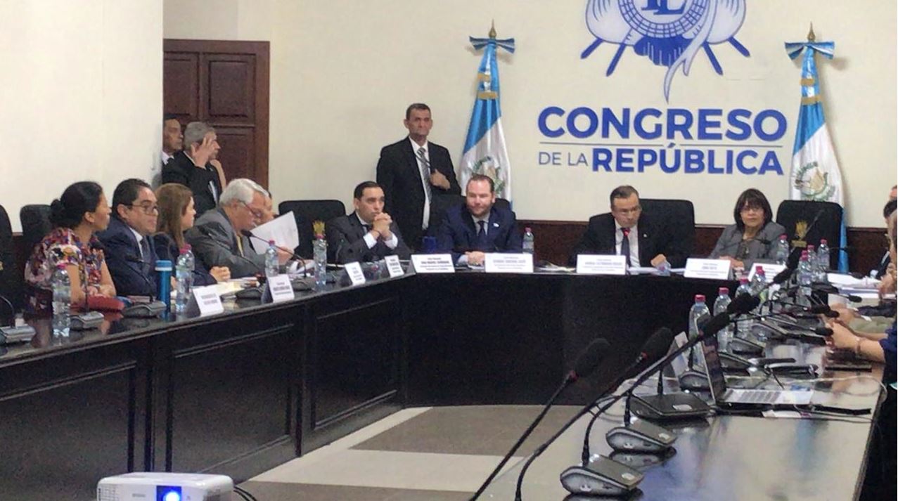 Entre empujones y reclamos, así terminó la agitada reunión del PDH y comisión del Congreso