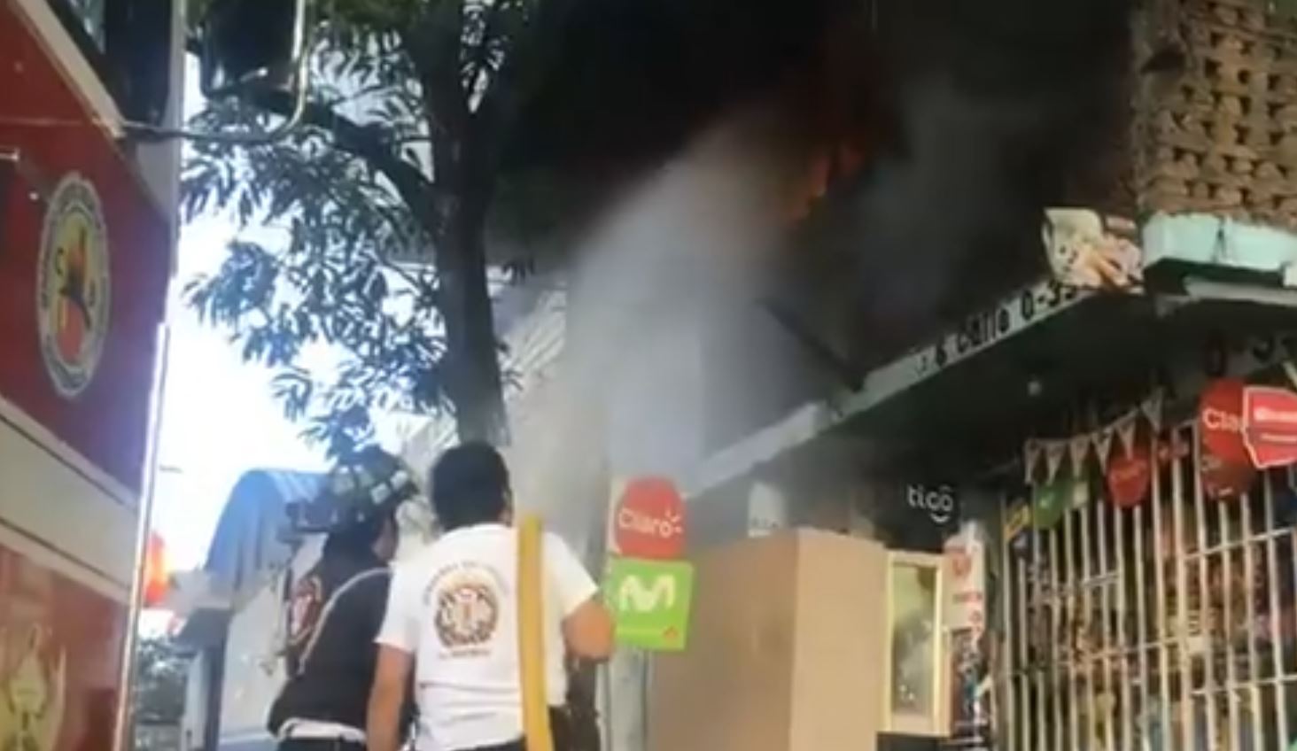 Incendio consume apartamento y afecta a comercios en zona 9