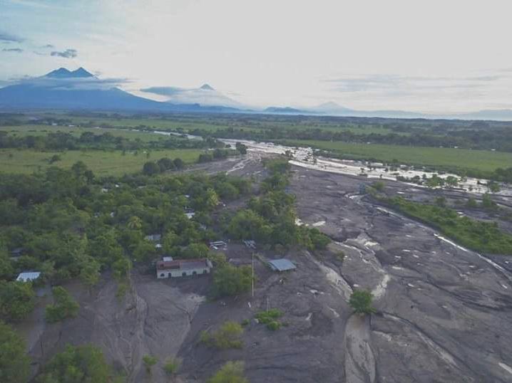 Comunidades en Escuintla quedan cubiertas de lodo y 500 evacuados por desborde de río