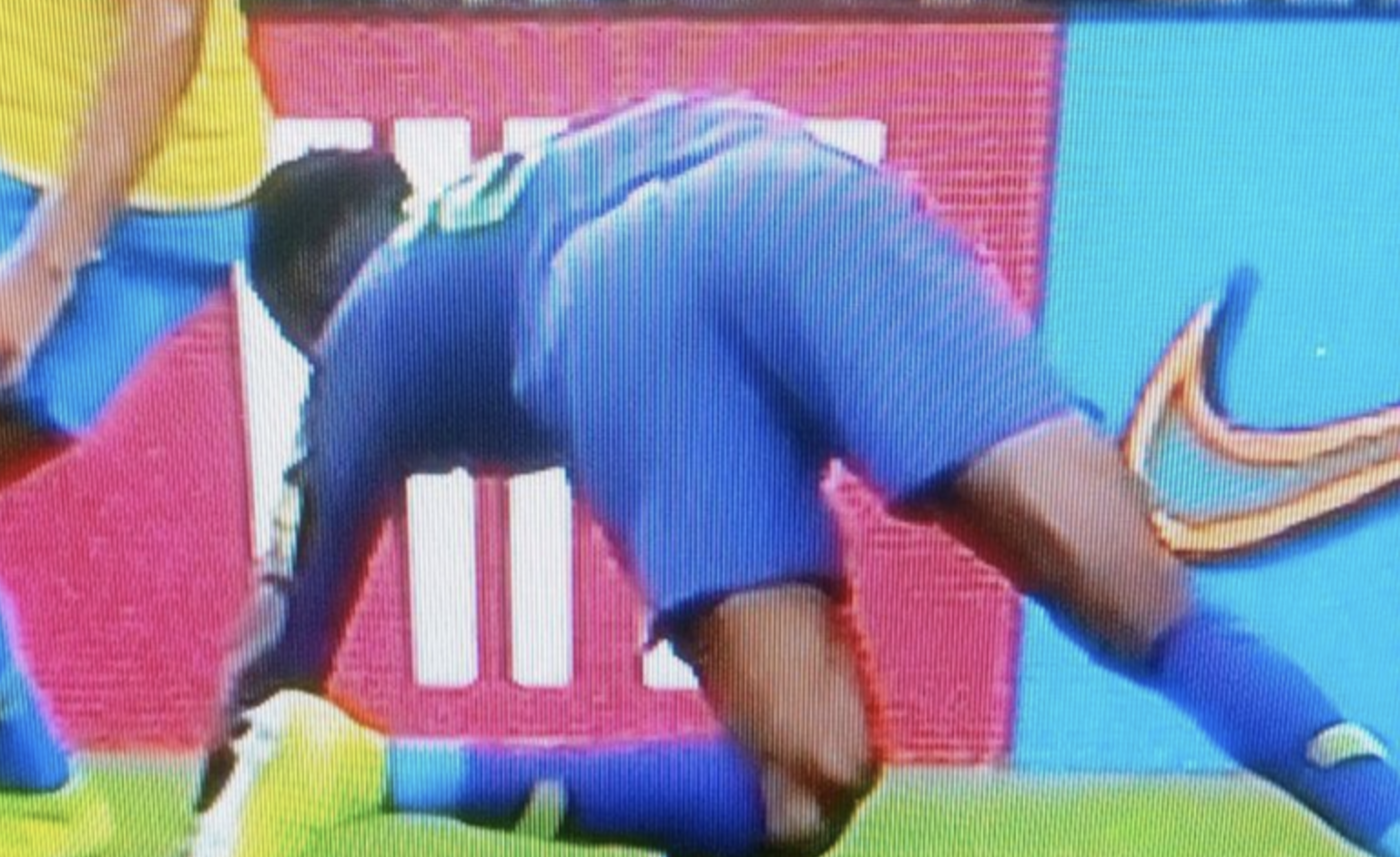 Escalofirante lesión, el portero de la selección de Nigeria se quiebra la rodilla