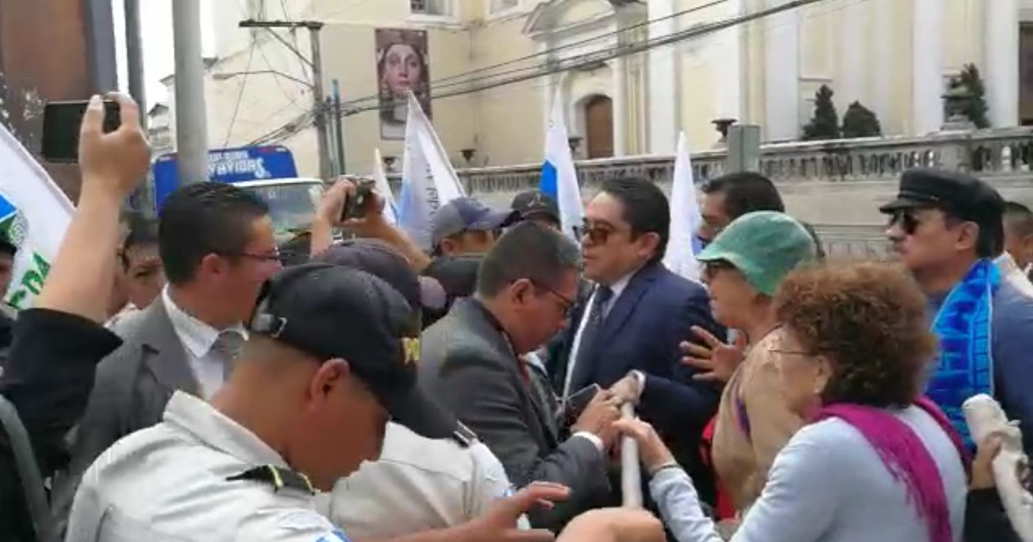 Así reciben al PDH mientras Congreso cierra paso con fuerte dispositivo policial