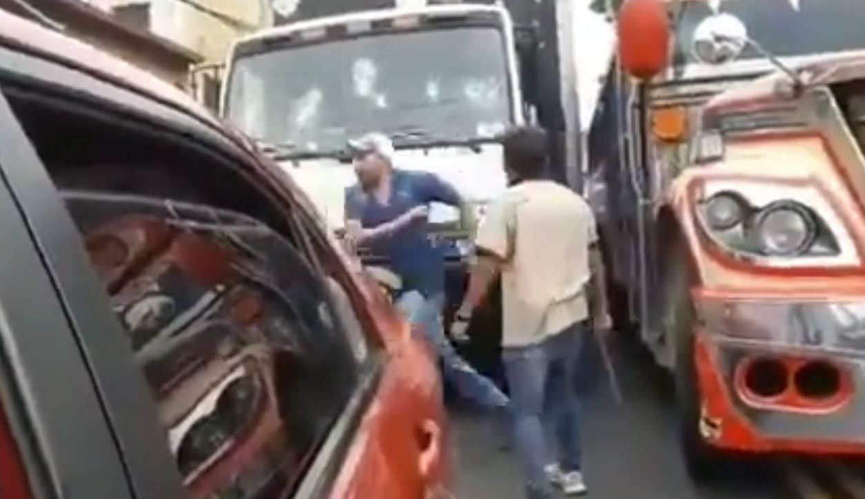 Piloto y ayudante de autobús atacan a camión por pelea vial