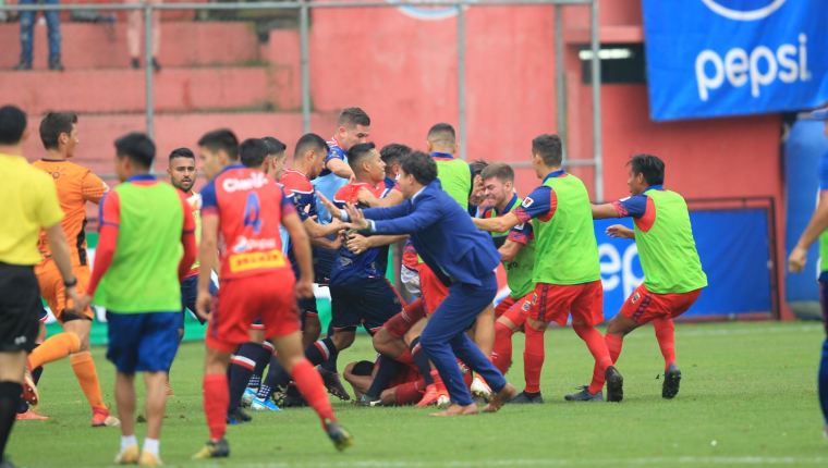 Video del momento exacto de los golpes entre jugadores de Municipal y Xelajú