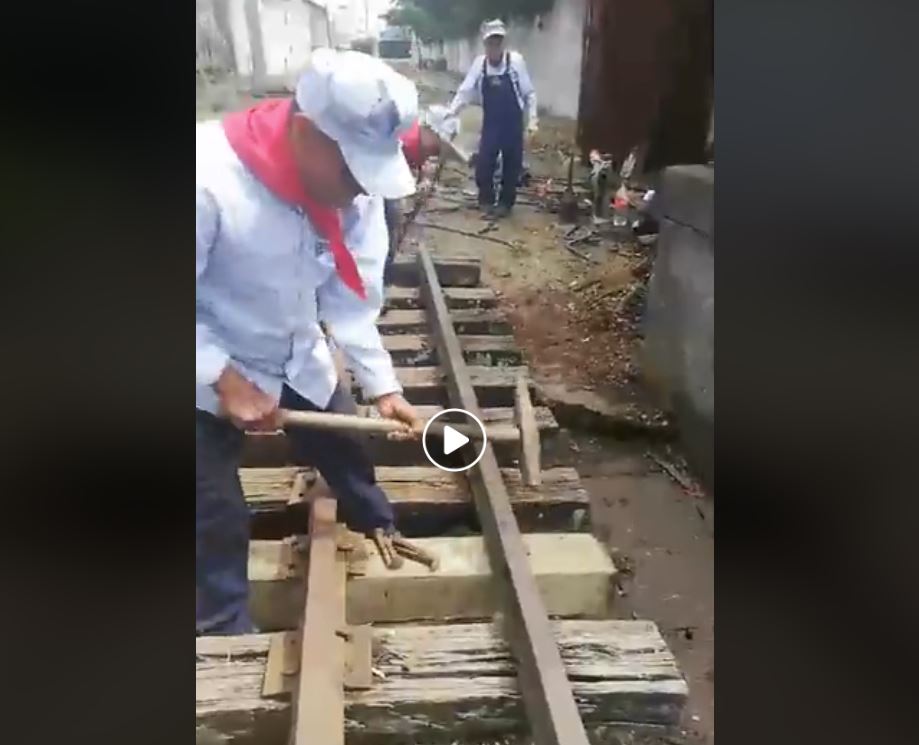 A martillazos y sin equipo hidráulico, así se rehabilita el tren