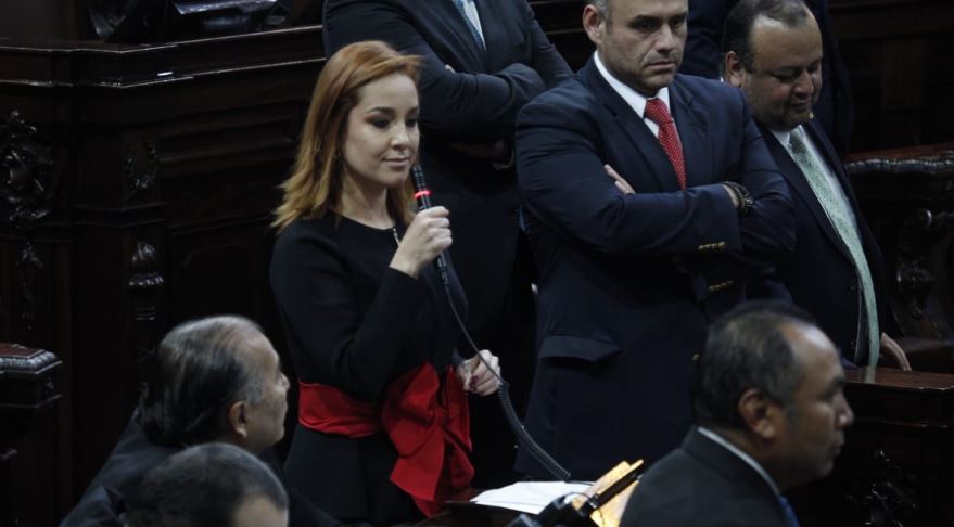 Diputada Alejandra Carrillo renuncia a su curul en el Congreso y será sustituida por esta persona