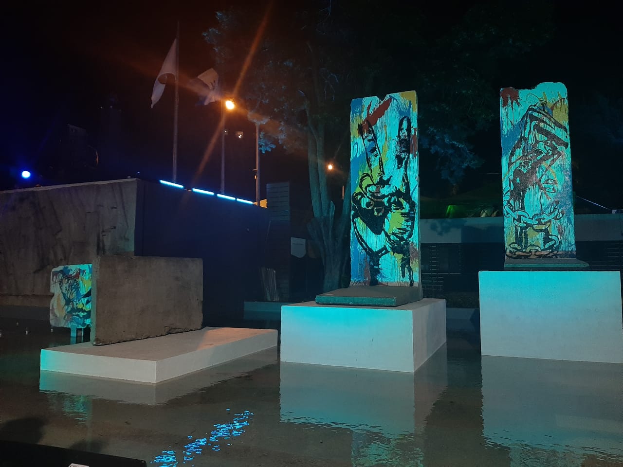 En Plaza Berlín aún se conservan tres fragmentos del muro caído