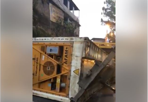 Accidente de tráiler complica ingreso a zona 1