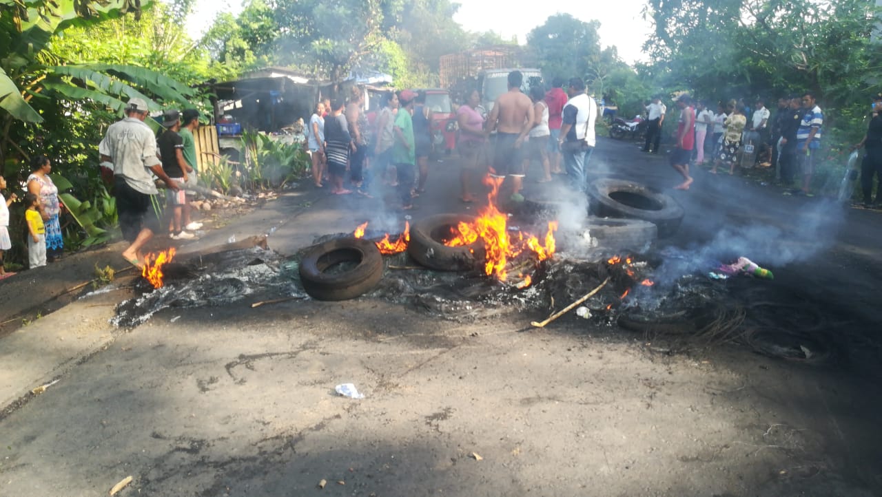 Vecinos bloquean carretera en Escuintla porque no tienen agua desde hace dos meses