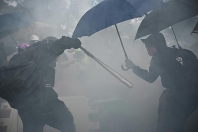 Enfrentamientos entre policía y manifestantes en universidades en Hong Kong