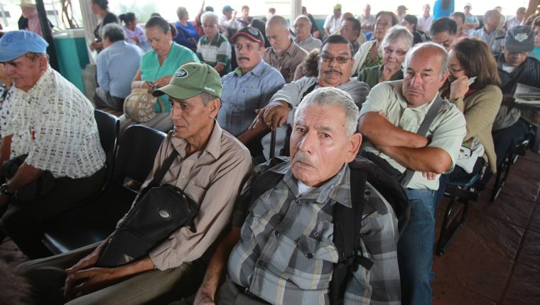 Jimmy Morales aprueba medida para que desempleados con 55 años accedan al IGSS