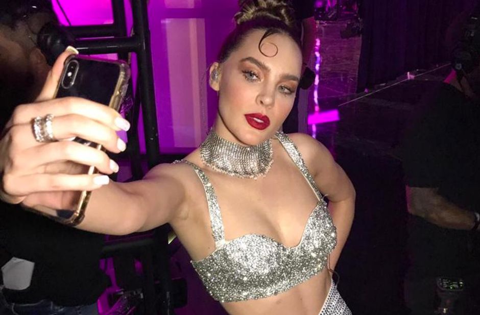 Terrible presentación de Belinda la obliga a cantar de nuevo en Premios de la Radio