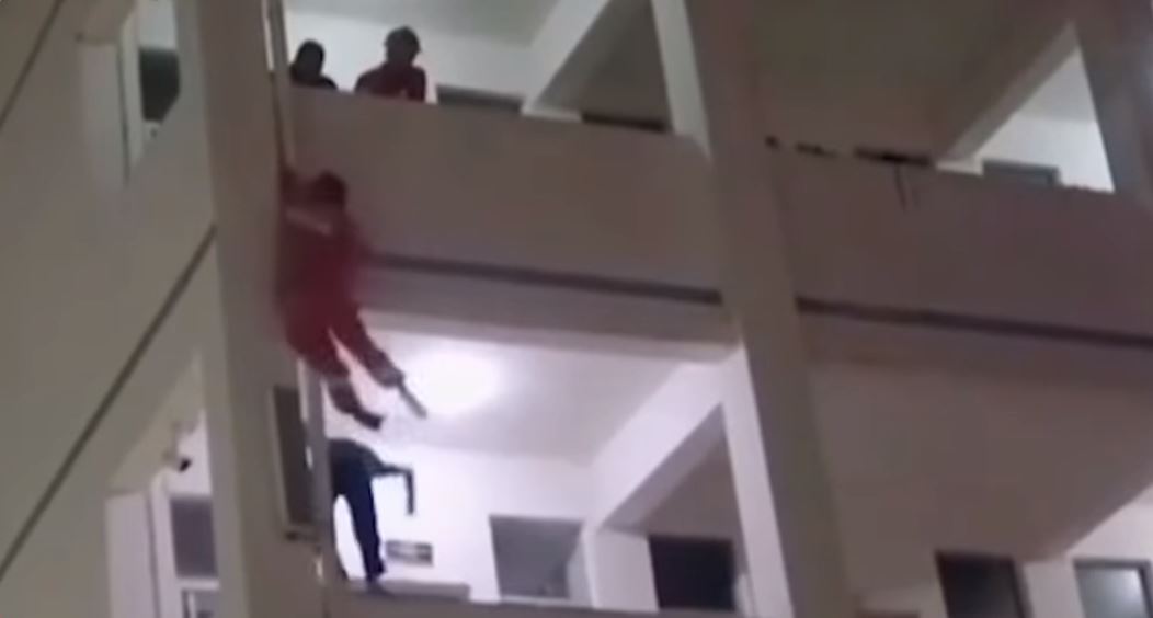 De una patada bombero salva a joven que quería suicidarse
